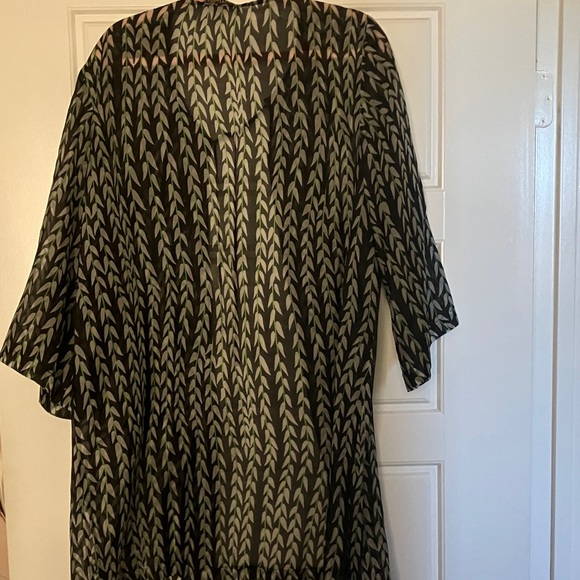 Bob Mackie wearable art Black and White leaf pattern Kimono - Picture 5 of 5